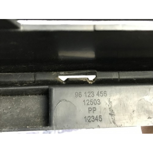 Решітка переднього бамперу Peugeot 308 T9 2013-2017 96123456